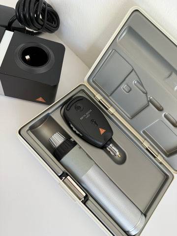 Heine Beta 200S Ophthalmoskop mit NT-4 Ladestation von Heine – Onlineshop für Augenärzte, Kliniken, Optiker & Händler | Ophthal-Optics