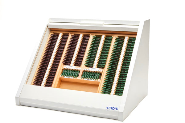 Gläserkasten III Weiß mit 232 Messgläsern (für Wand- oder Tischmontage) von CIOM – Onlineshop für Augenärzte, Kliniken, Optiker & Händler | Ophthal-Optics